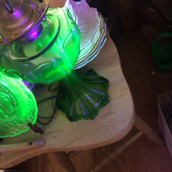 Vintage Green uranium Glass Oil Lamp - Picture 3 of 5